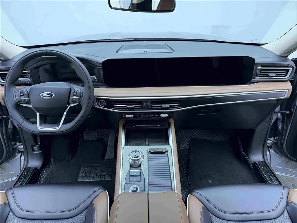 Ford Explorer 2023 — Photo 18/20