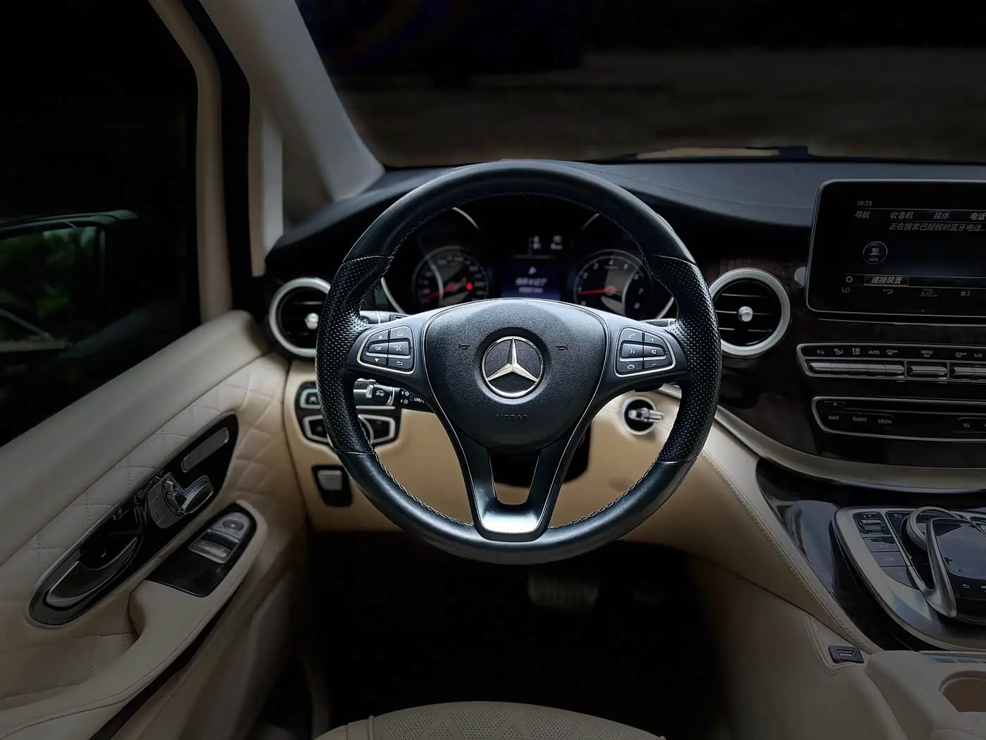 Mercedes-Benz V-Class 2021 — Photo 18/20