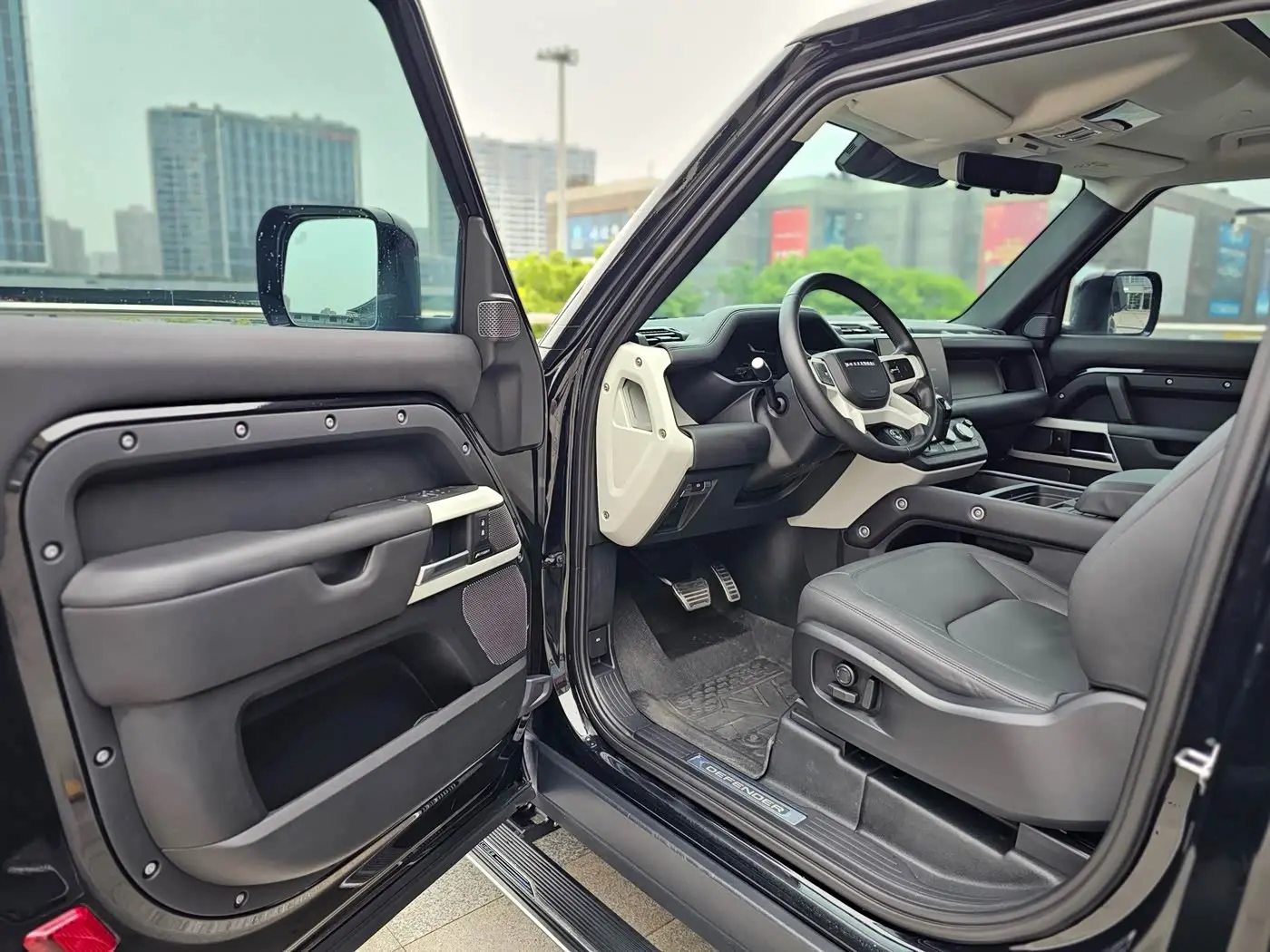 Land Rover Defender 2023 — Photo 6/14