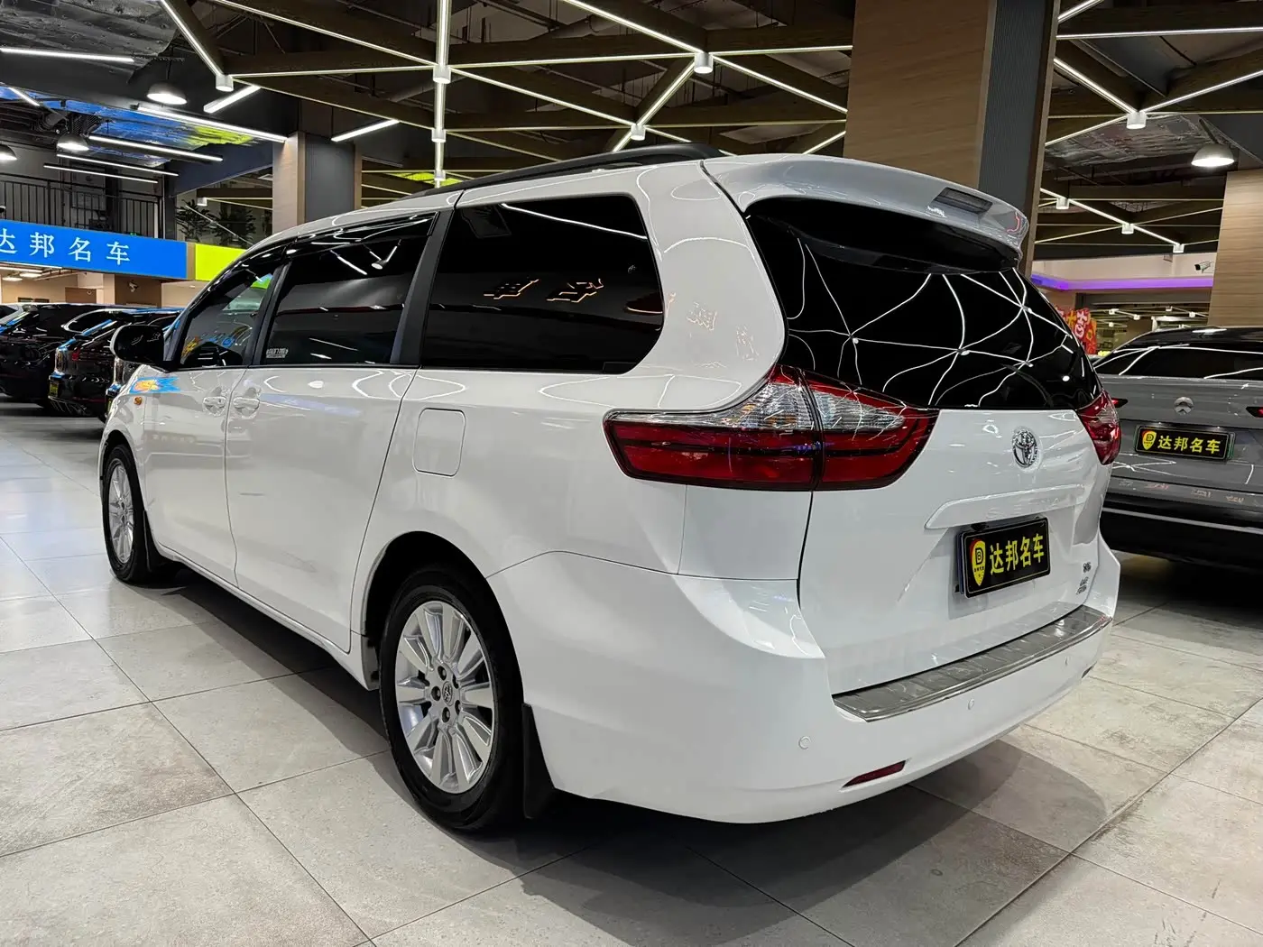 Toyota Sienna 2016 — Photo 16/18