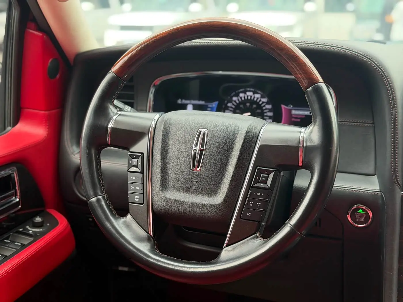 Lincoln Navigator 2017 — ფოტო 12/16