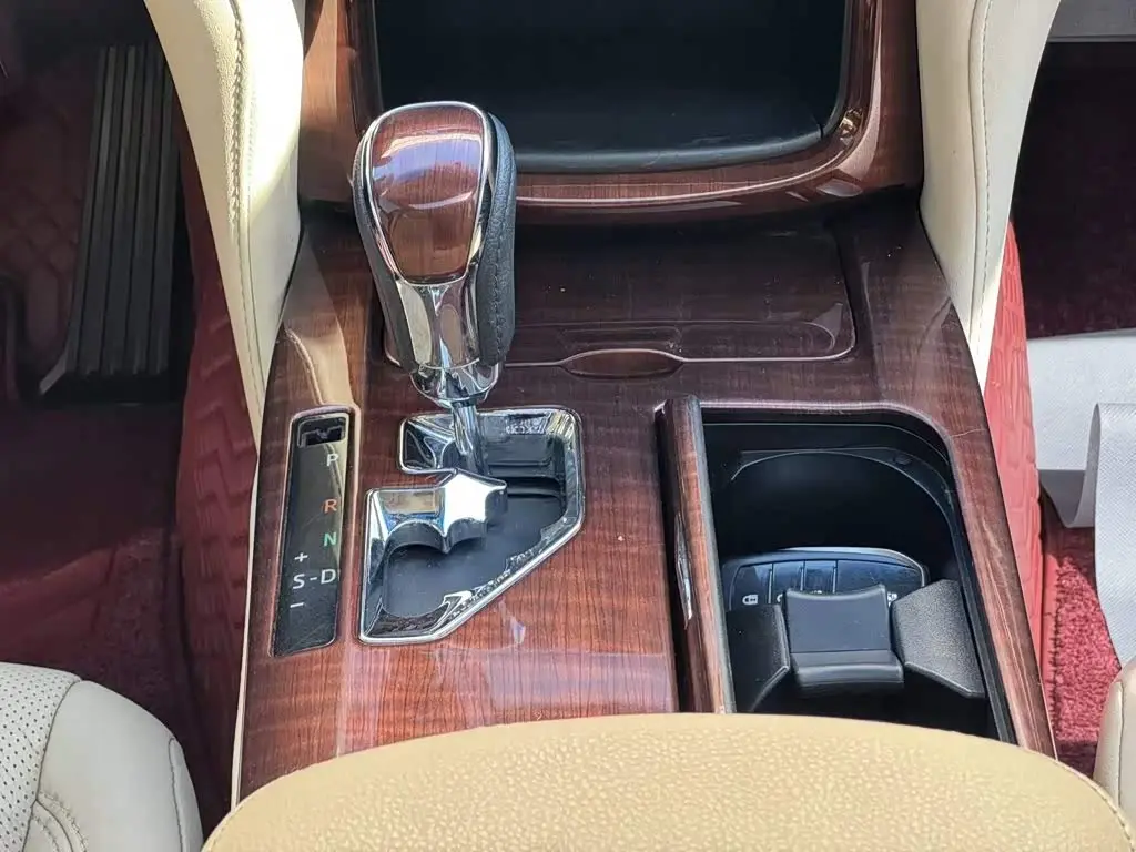 Toyota Crown 2017 — Şəkil 16/20