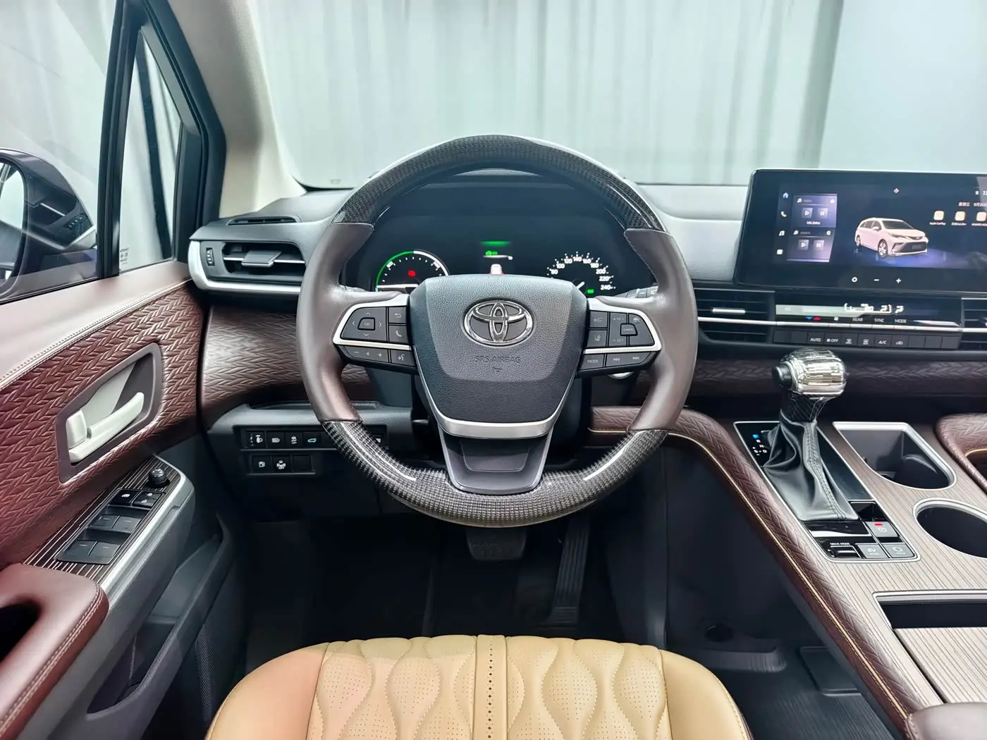 Toyota Granvia 2024 — Photo 14/20