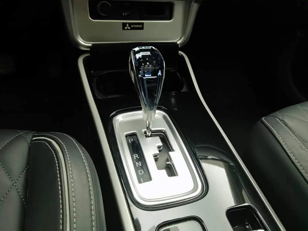 Mitsubishi Outlander 2020 — Photo 13/20