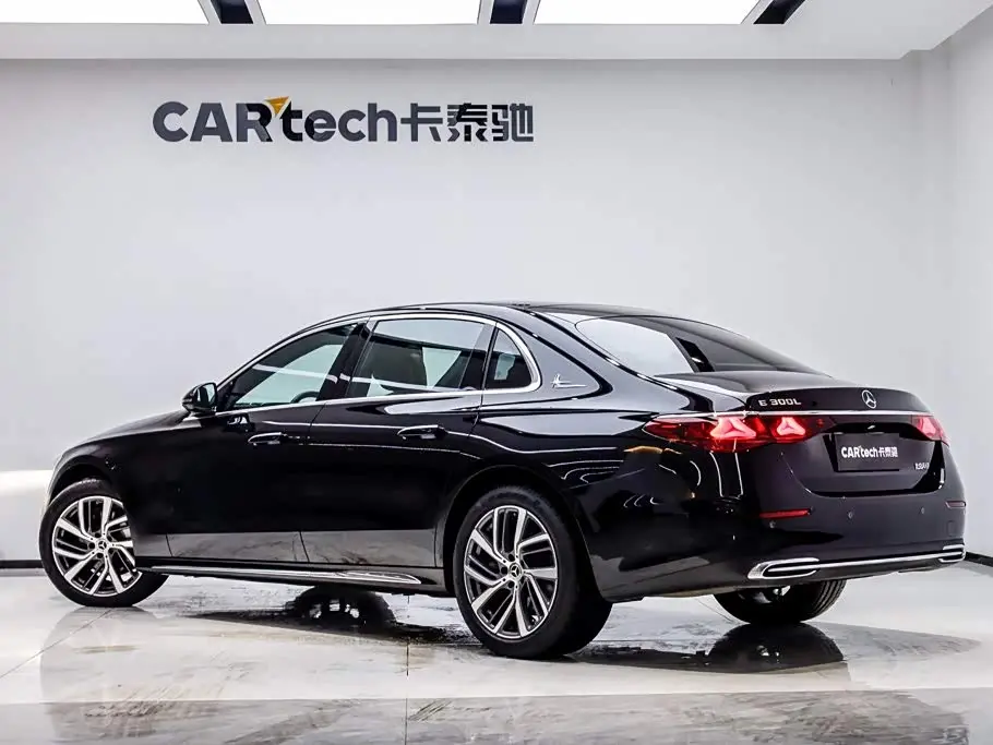 Mercedes-Benz E-Class 2024 — Photo 3/20