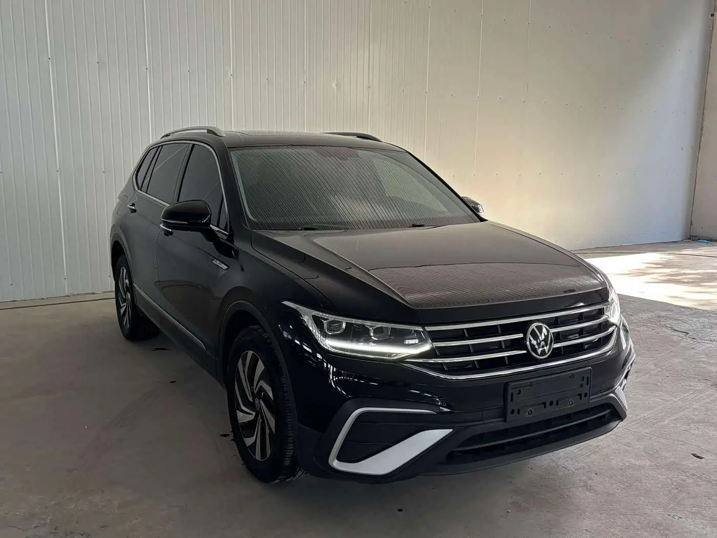 Volkswagen Tiguan L 2022 — Photo 2/20