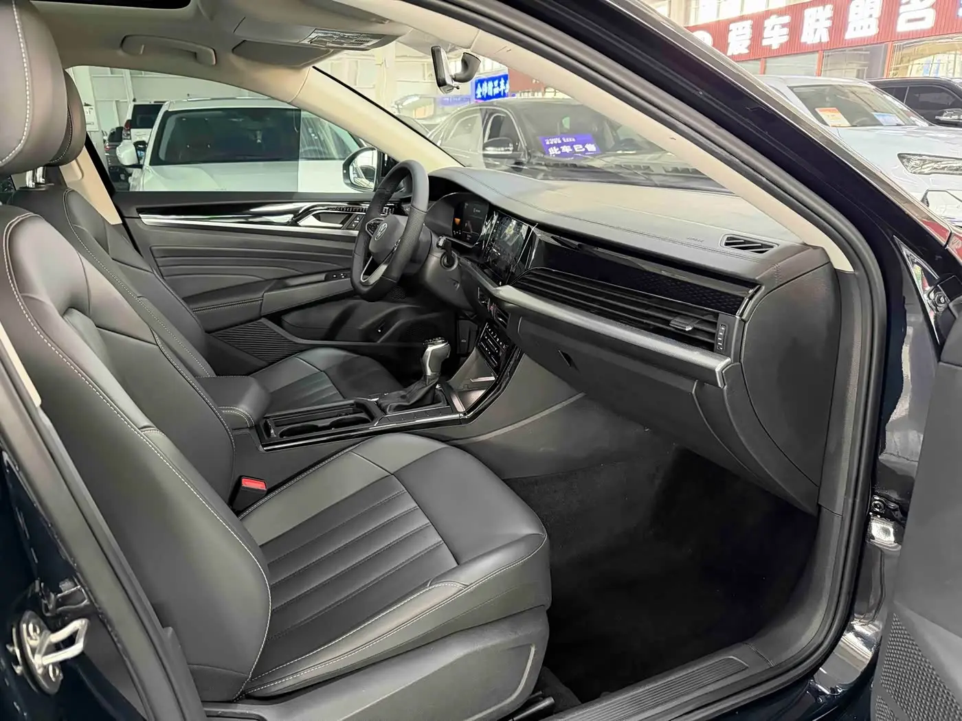 Volkswagen Passat 2023 — Photo 16/19
