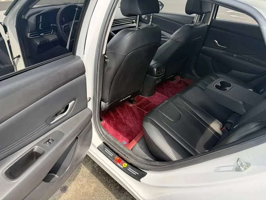 Hyundai Elantra 2022 — Photo 8/20
