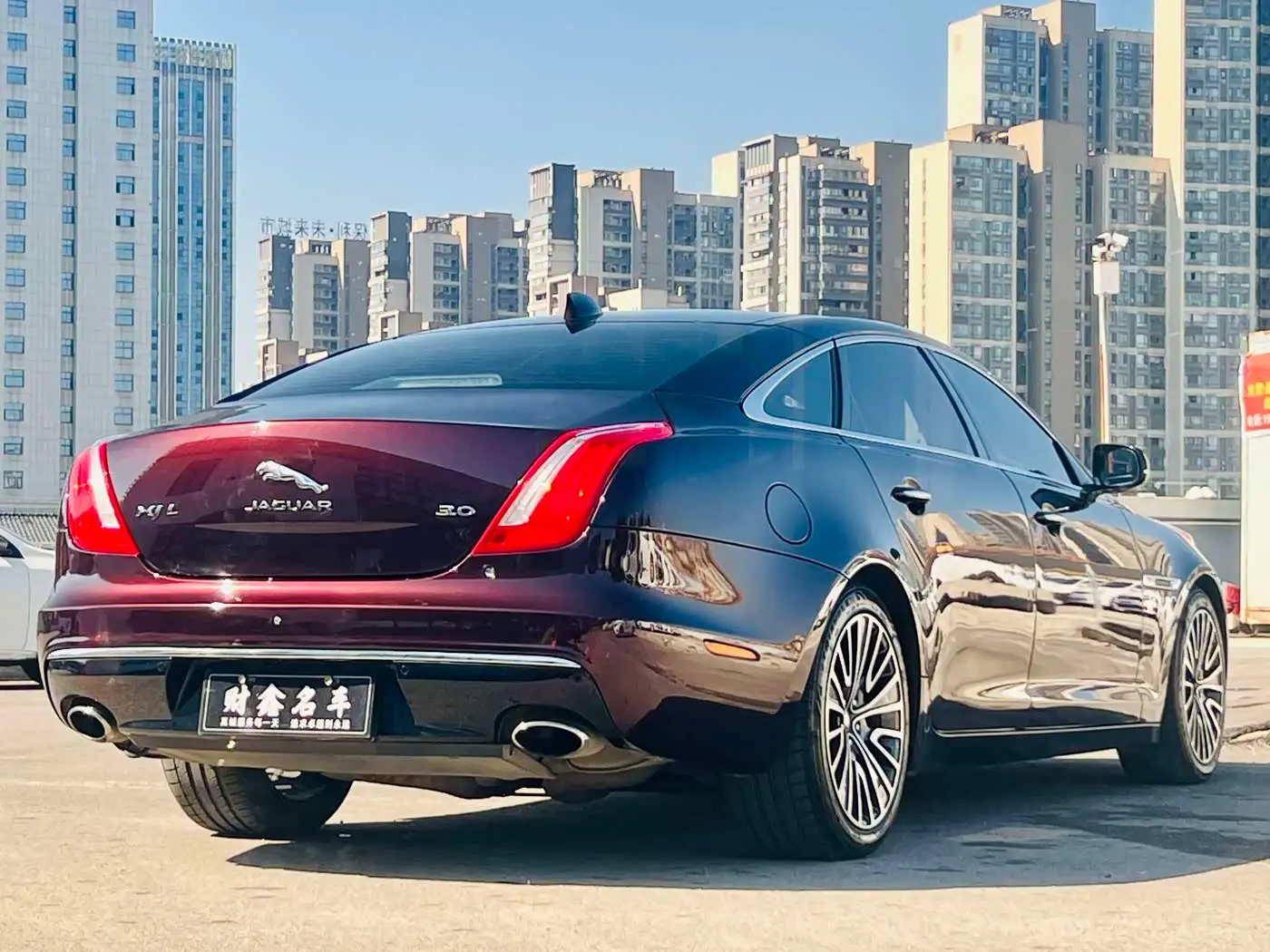 Jaguar XJ 2018 — Şəkil 9/16