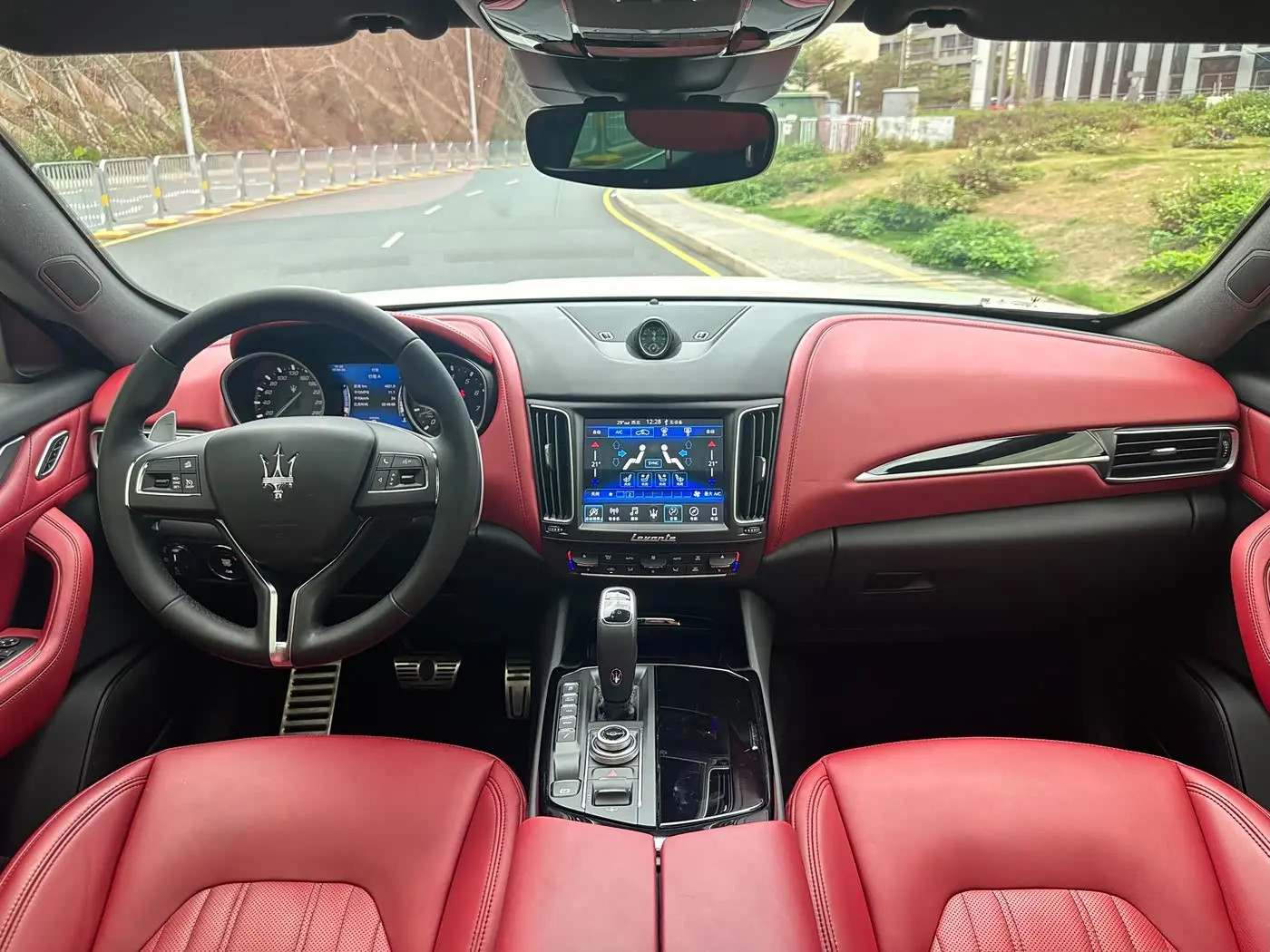 Maserati Levante 2021 — Фото 10/20