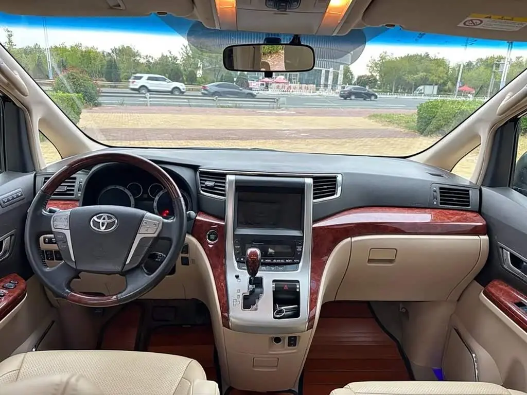 Toyota Alphard 2012 — Photo 9/9