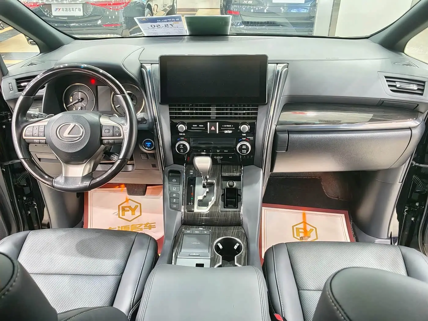 Lexus LM 2022 — Photo 18/20