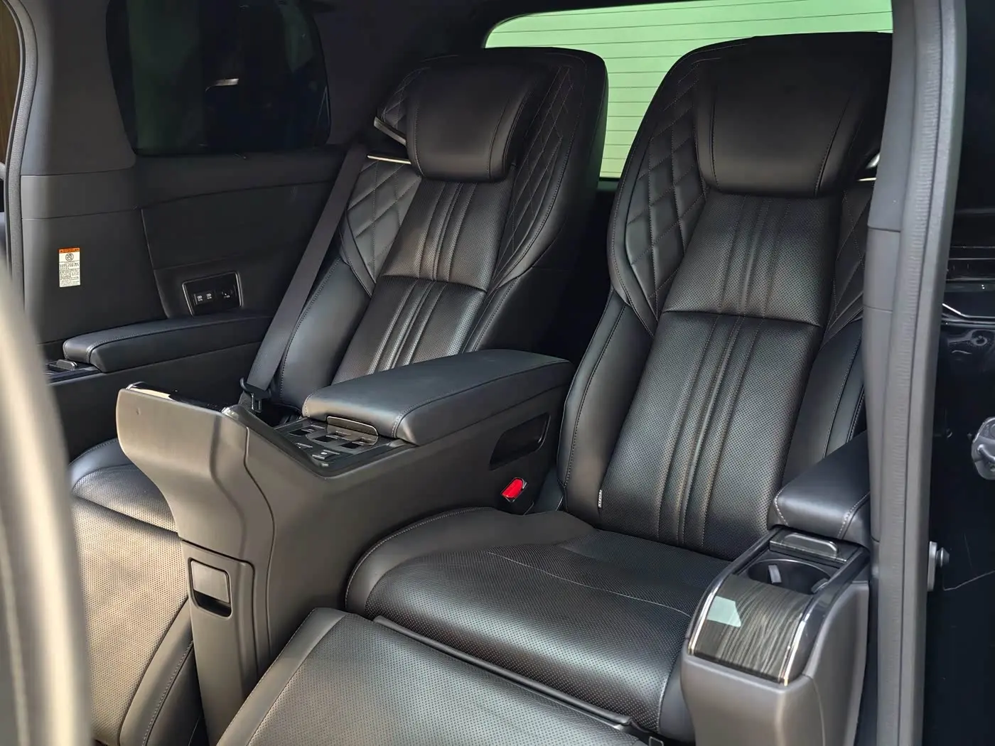 Lexus LM 2022 — Photo 16/20