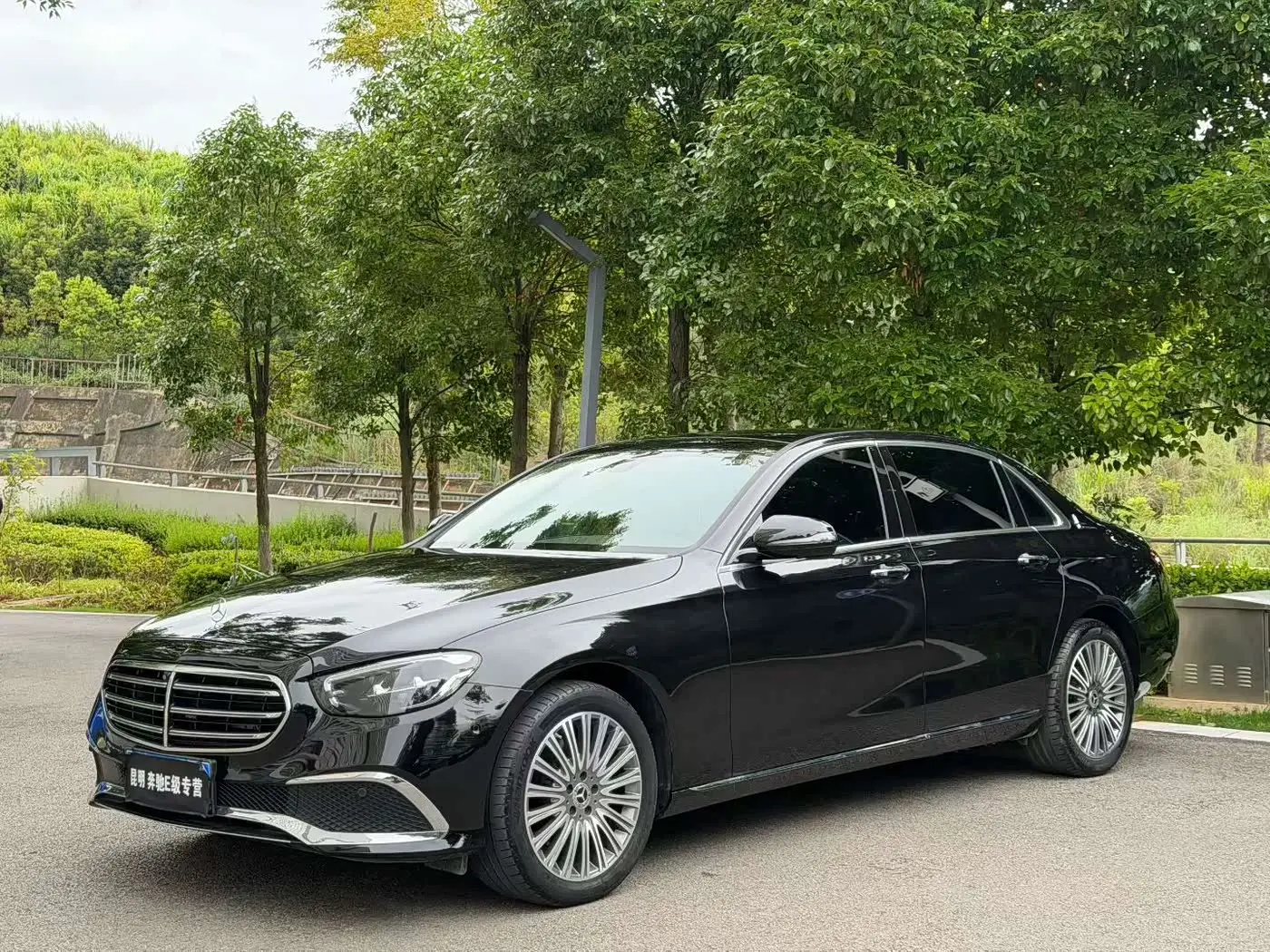 Mercedes-Benz E-Class 2023 — Photo 1/9