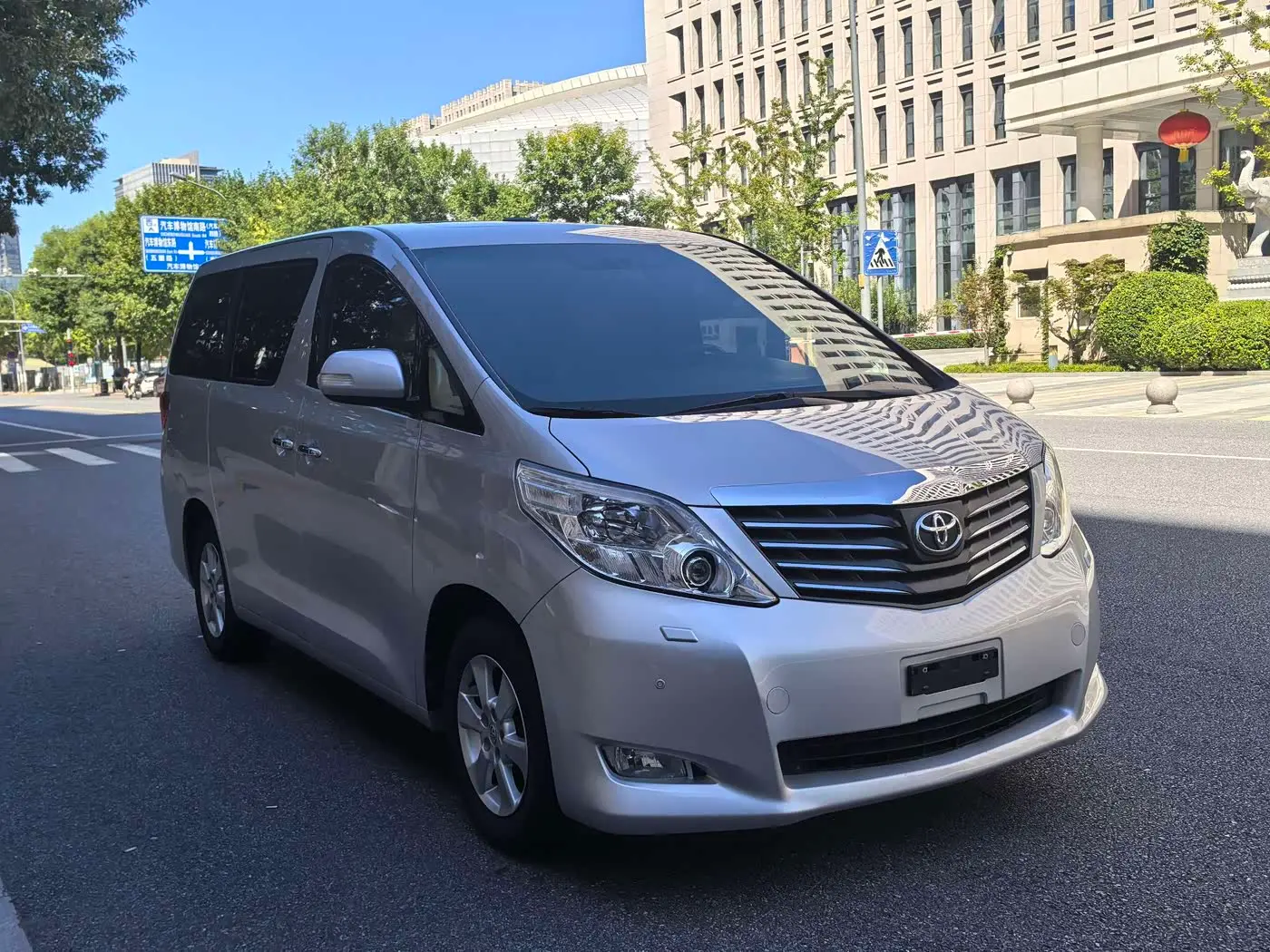 Toyota Alphard 2010 — Photo 6/20