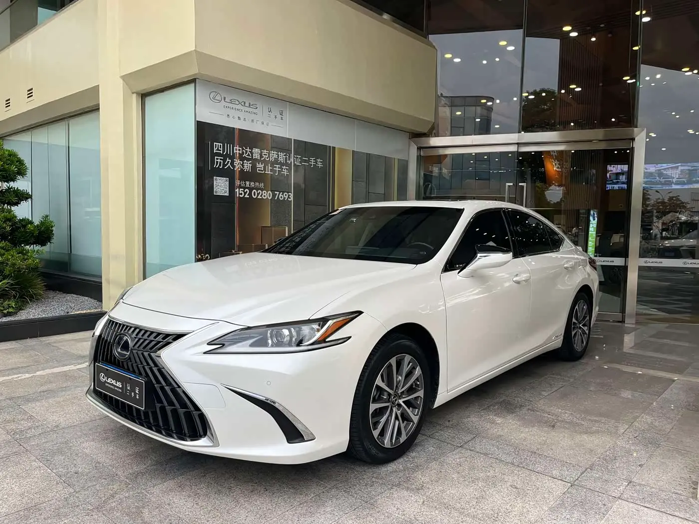 Lexus ES 2022 — Photo 2/8