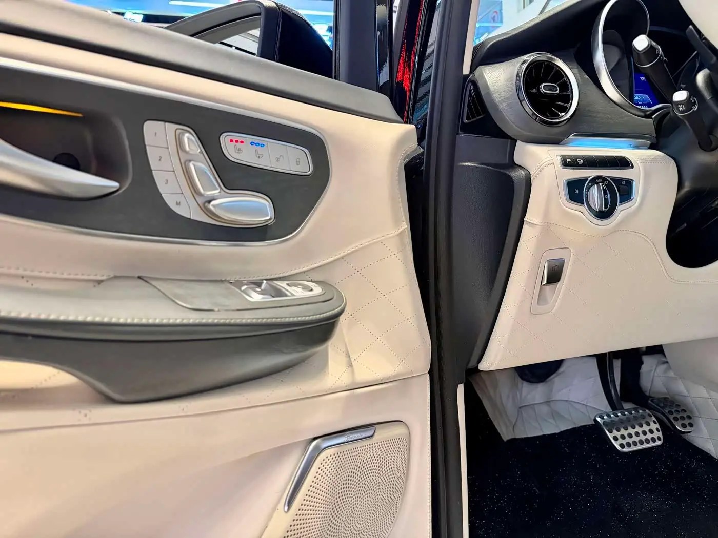 Mercedes-Benz V-Class 2021 — Фото 3/18