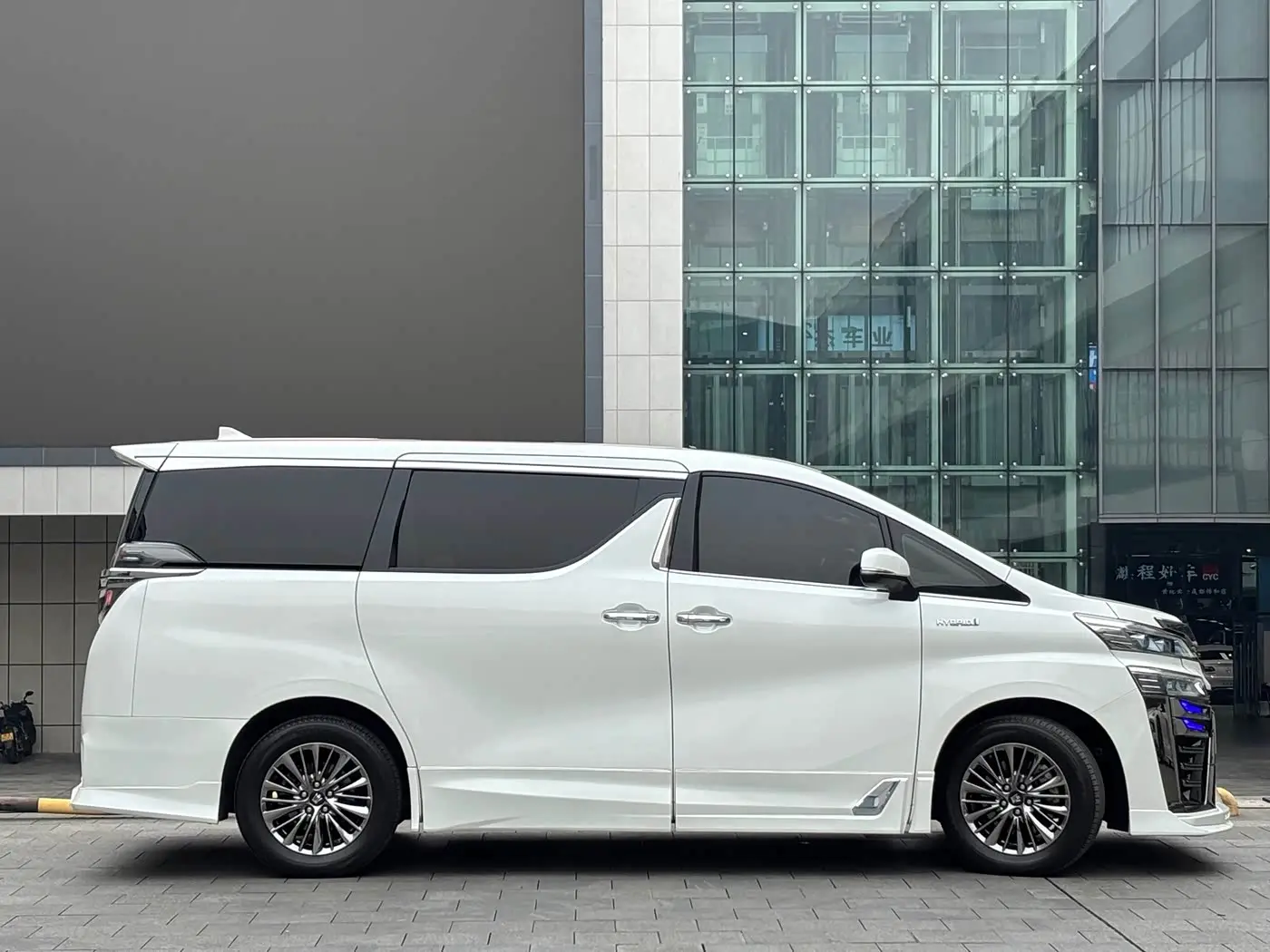 Toyota Vellfire 2021 — Photo 4/16