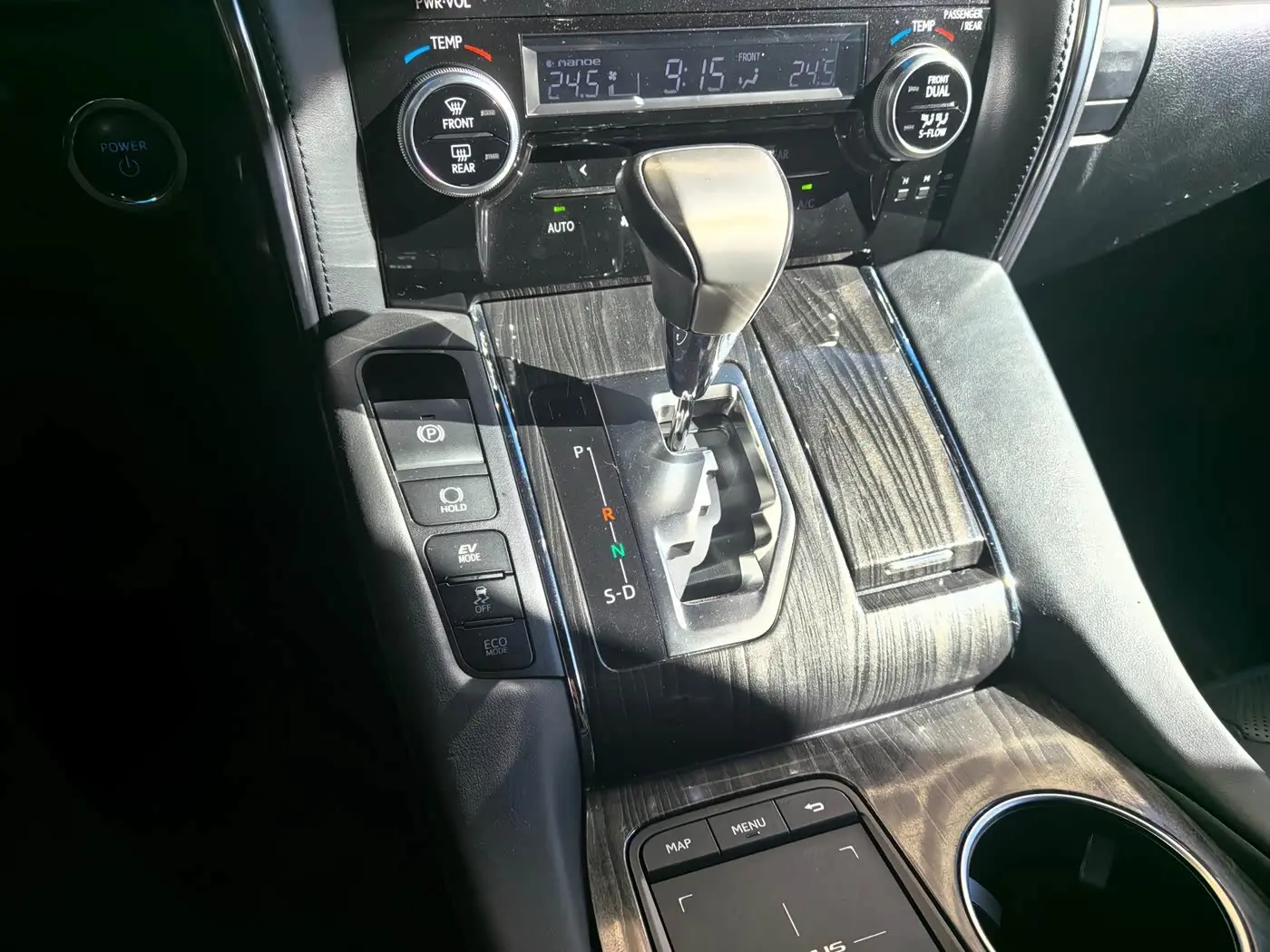 Lexus LM 2023 — Photo 6/11