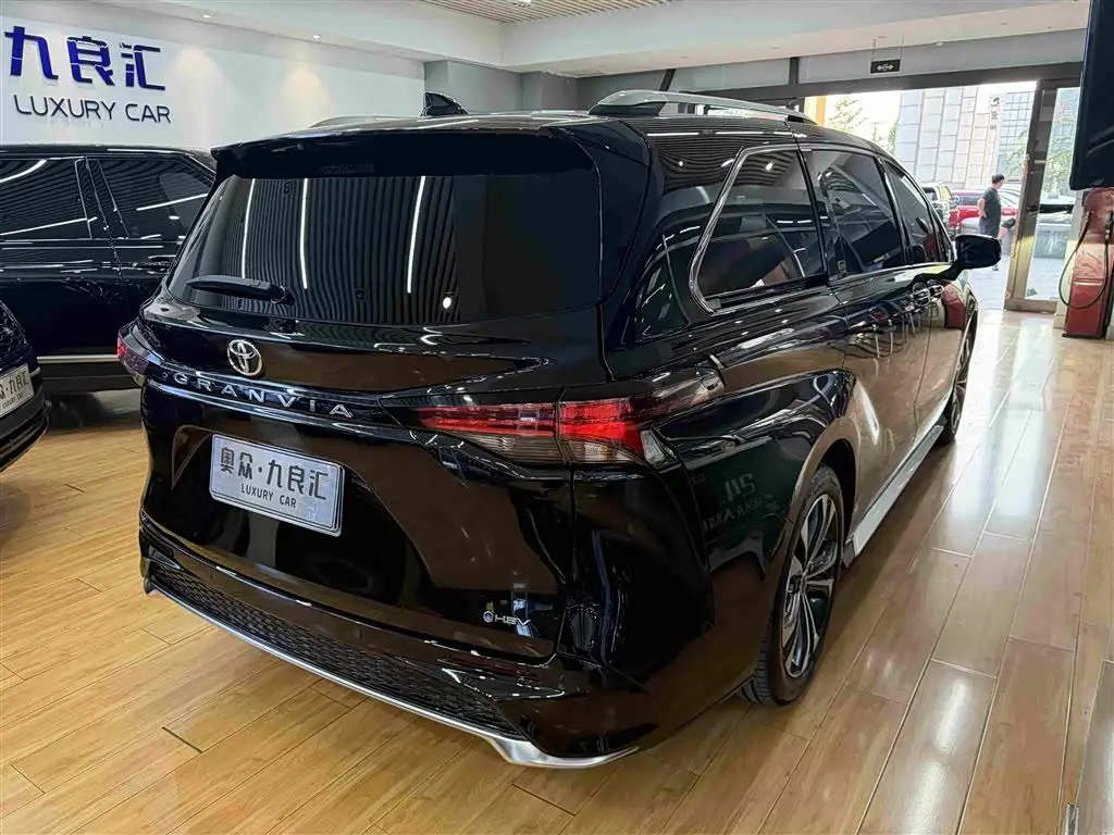 Toyota Granvia 2024 — Photo 16/18