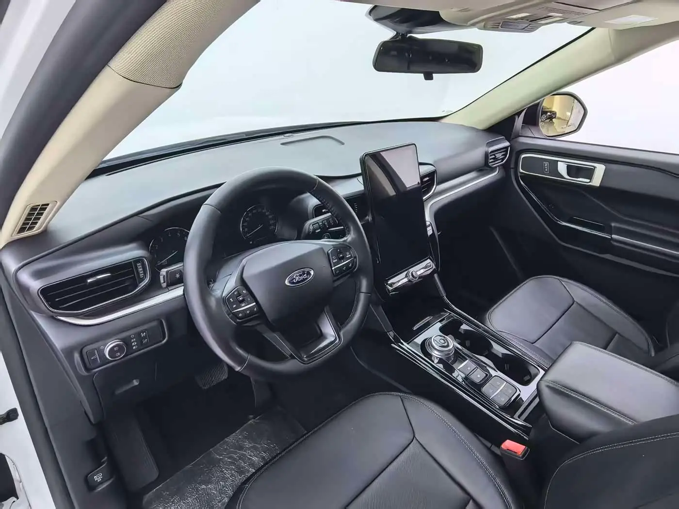 Ford Explorer 2021 — Photo 18/20