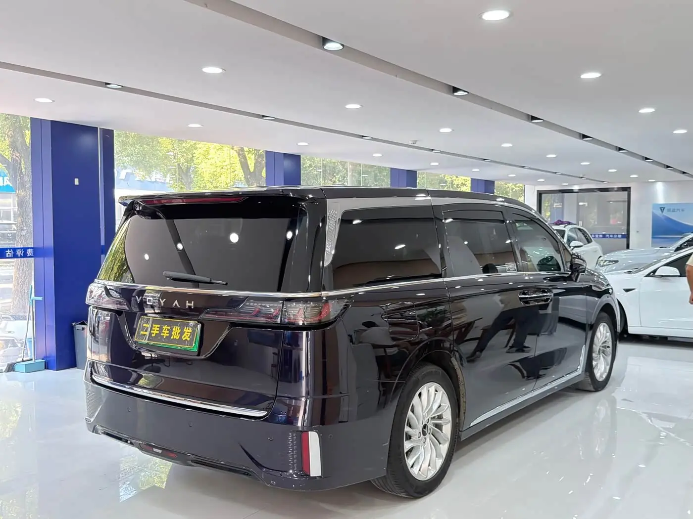 Voyah Auto Voyah Dreamer 2023 — Photo 7/16