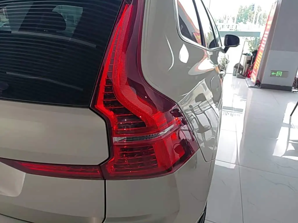Volvo XC60 2018 — Фото 8/20