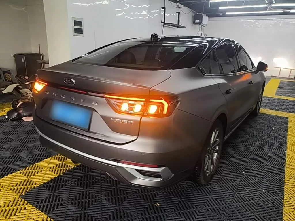 Ford Mondeo 2023 — Photo 7/20