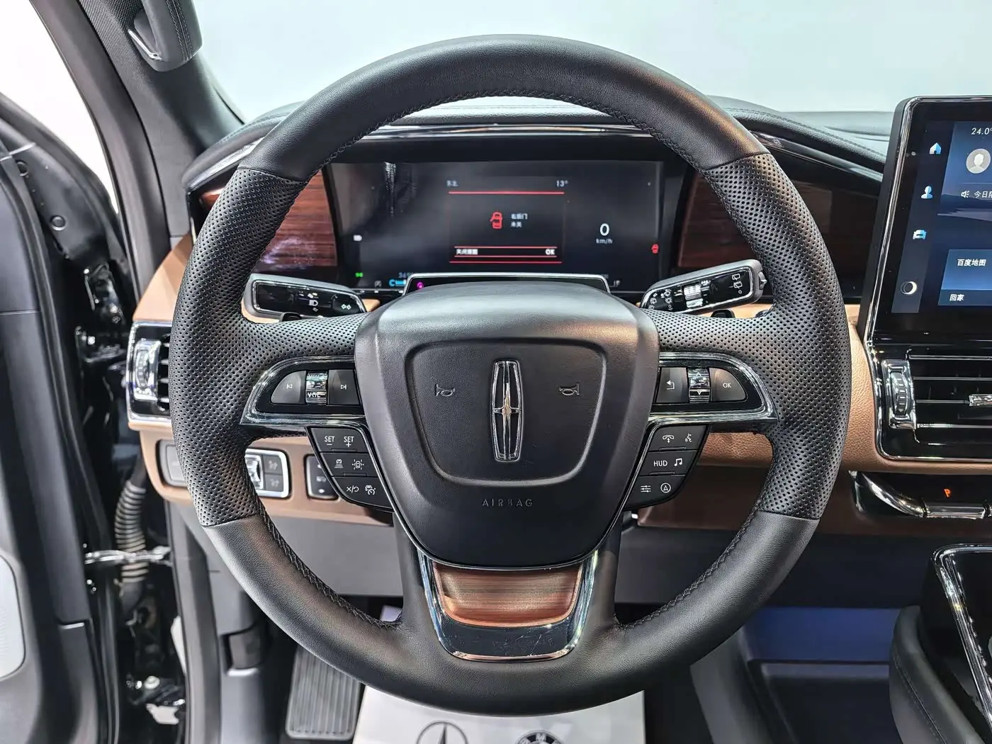 Lincoln Navigator 2023 — Photo 10/20