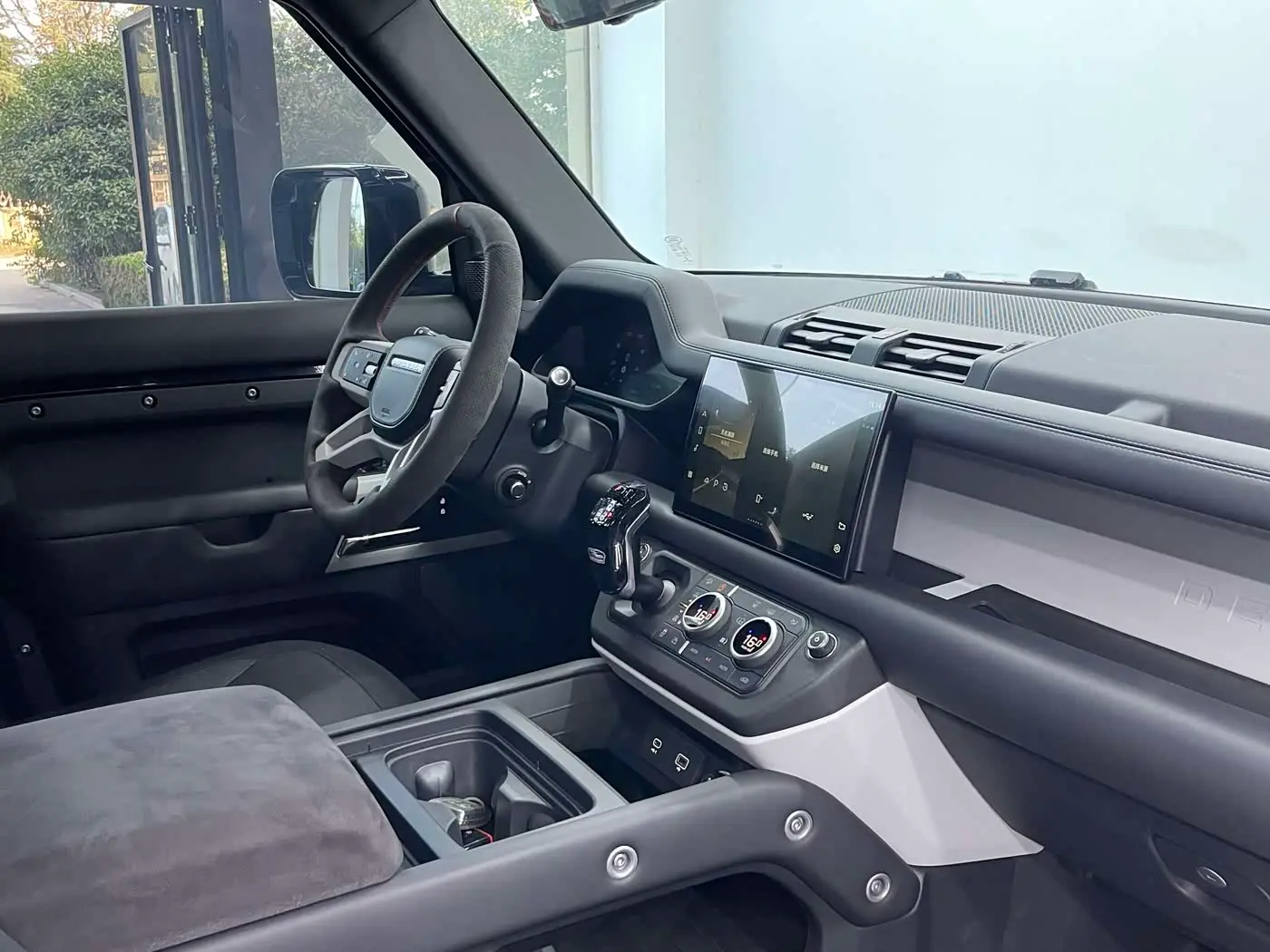 Land Rover Defender 2023 — Фото 13/20