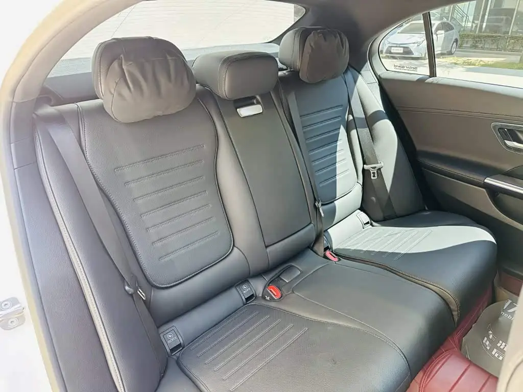 Mercedes-Benz C-Class 2025 — Photo 8/20