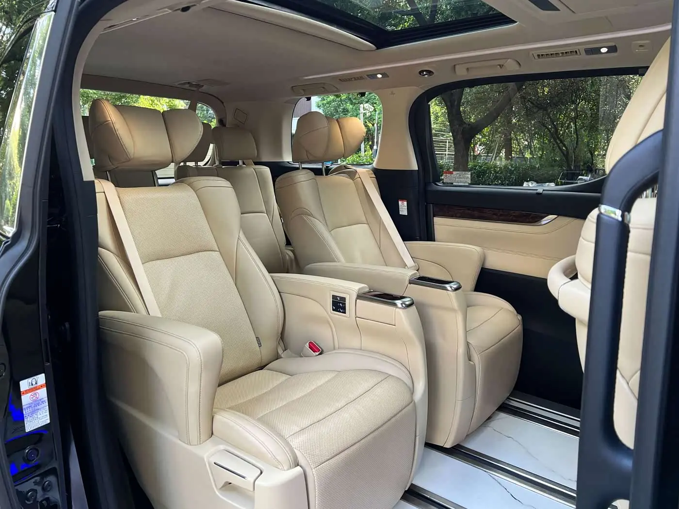 Toyota Alphard 2022 — Photo 18/20