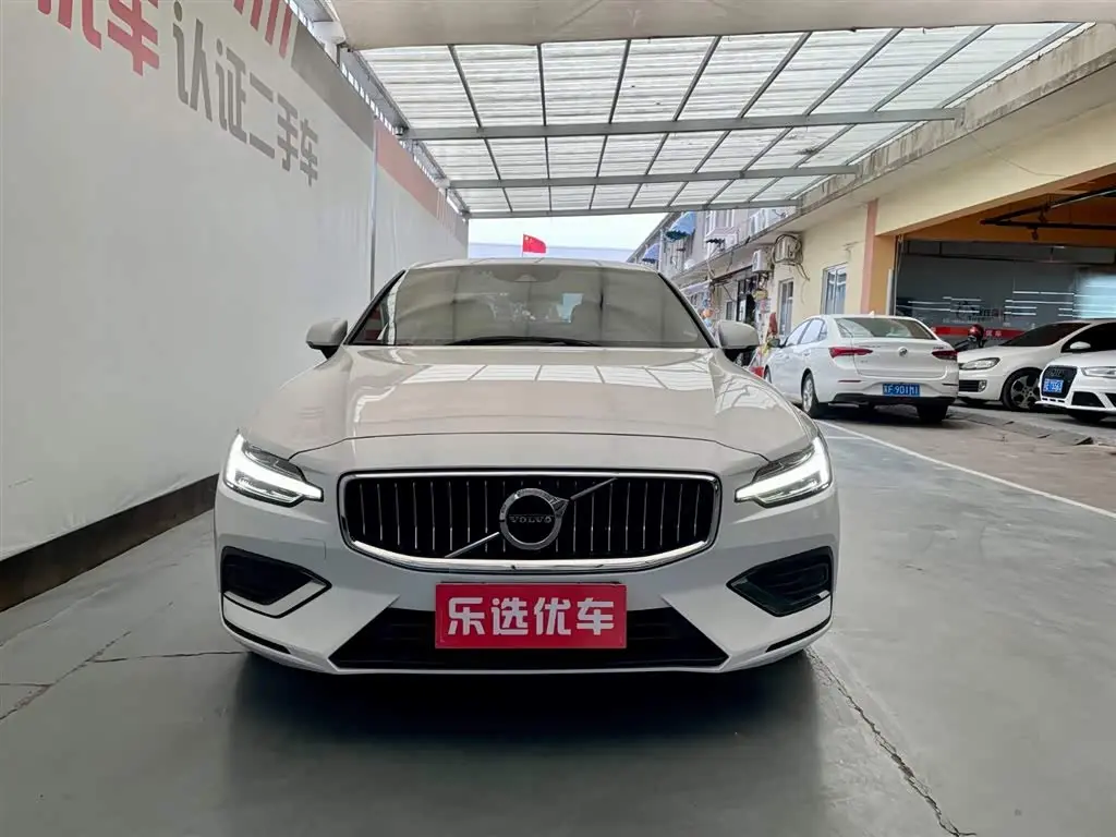 Volvo S60 2022 — Фото 2/17