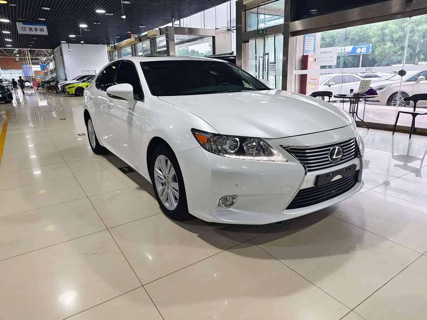 Lexus ES 2014 — Photo 1/16