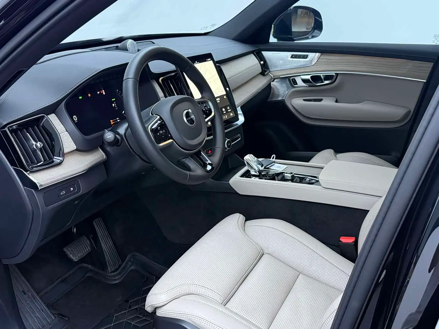 Volvo XC90 Plug-in Hybrid 2025 — Photo 17/20