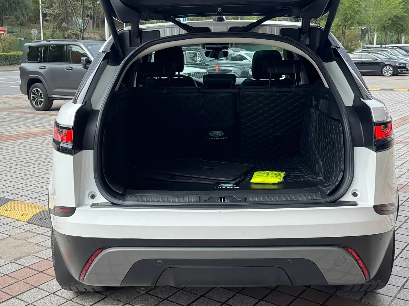 Land Rover Range Rover Velar 2018 — ფოტო 15/19