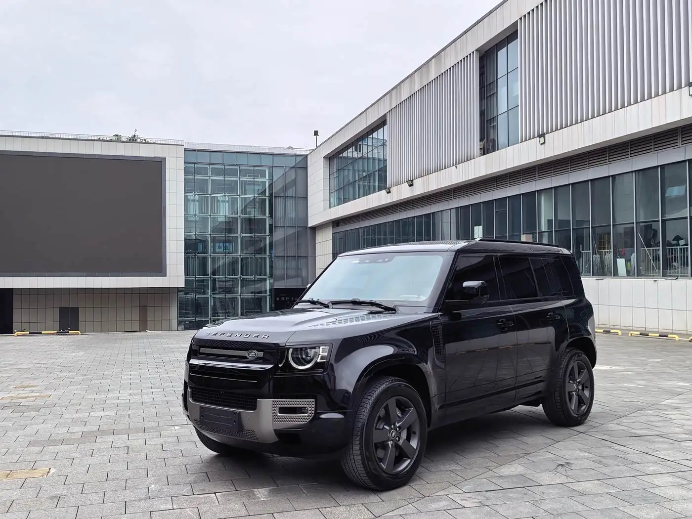 Land Rover Defender, 2025