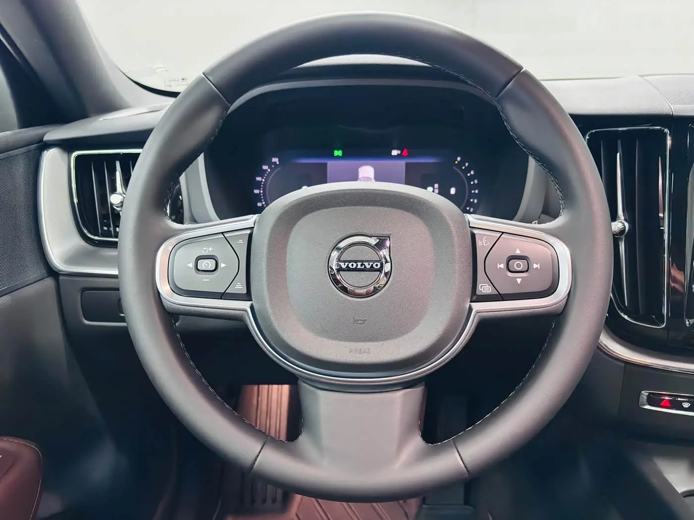Volvo XC60 2024 — Фото 11/20