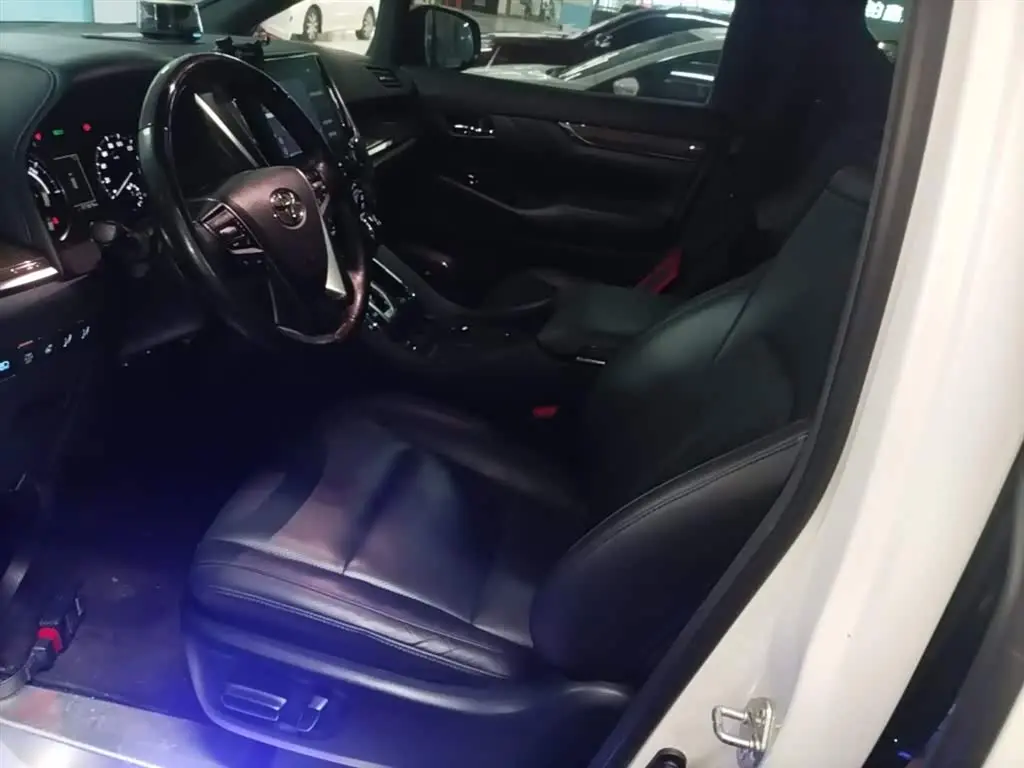 Toyota Vellfire 2022 — Photo 15/20