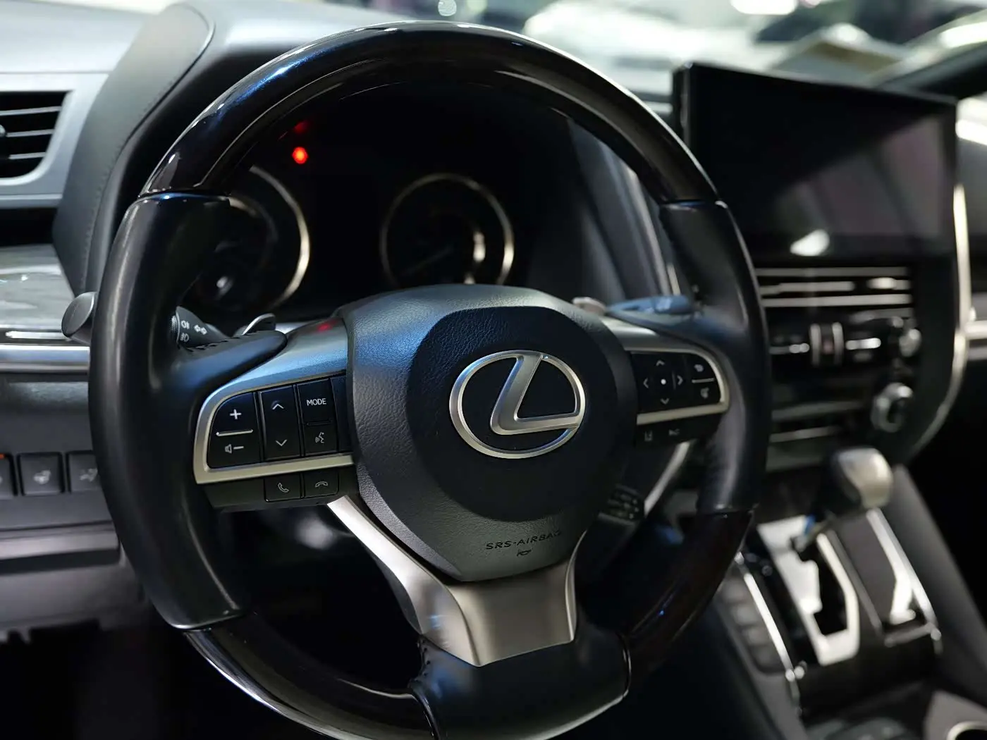 Lexus LM 2023 — Photo 7/11