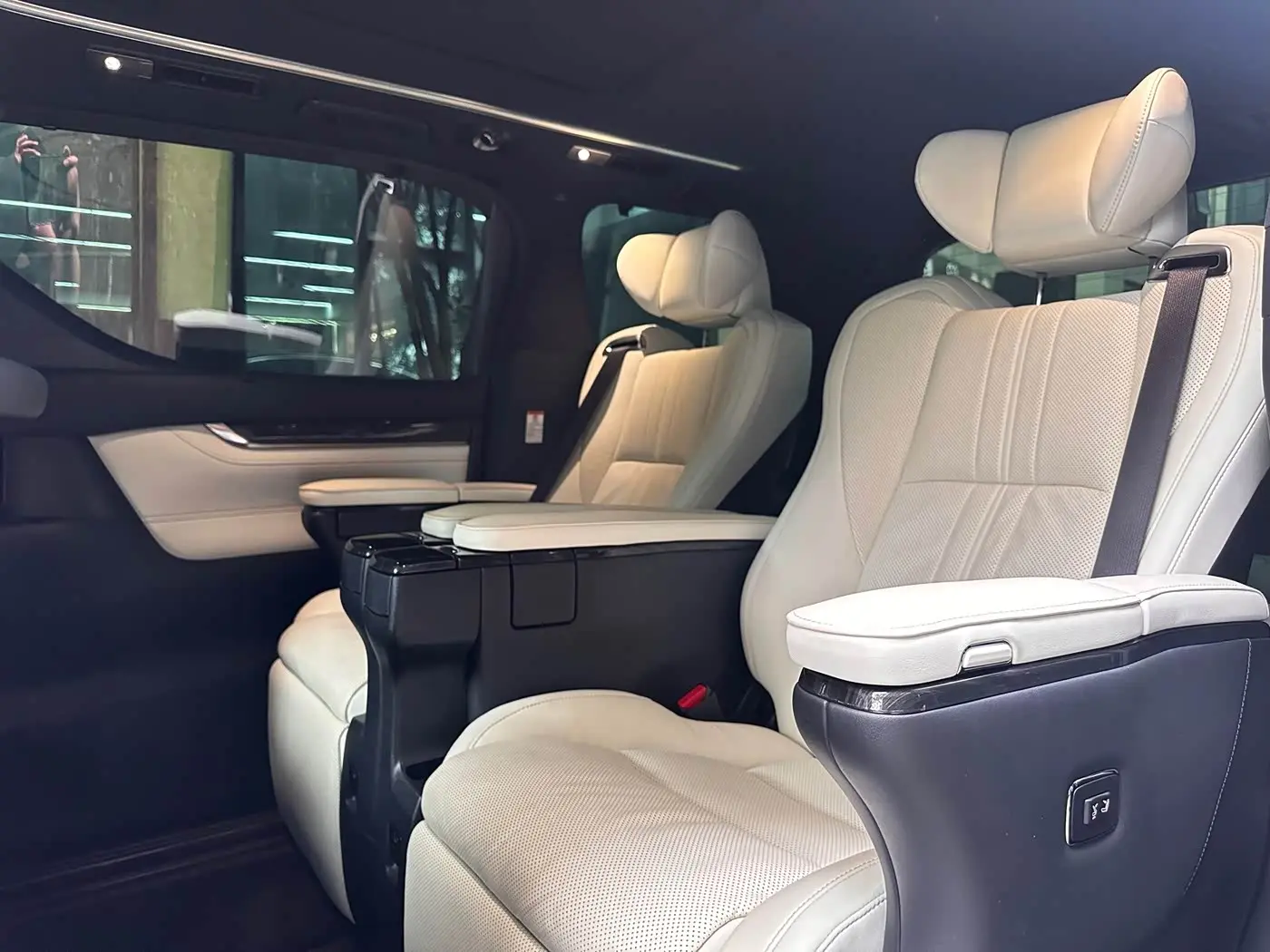 Lexus LM 2021 — Photo 8/14