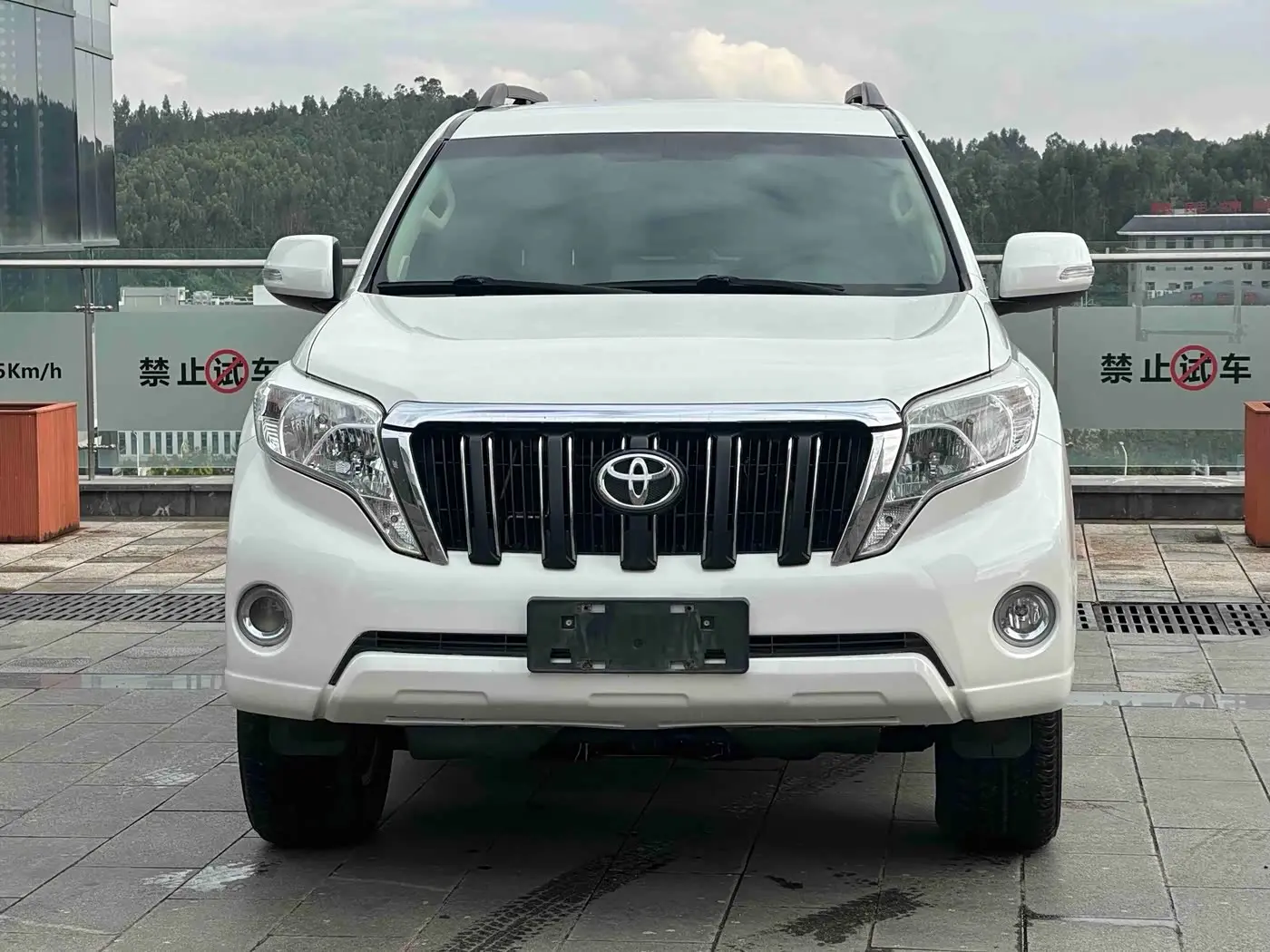 Toyota Prado 2017 — Photo 2/14