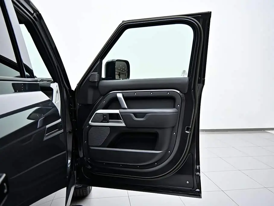 Land Rover Defender 2023 — Photo 20/20