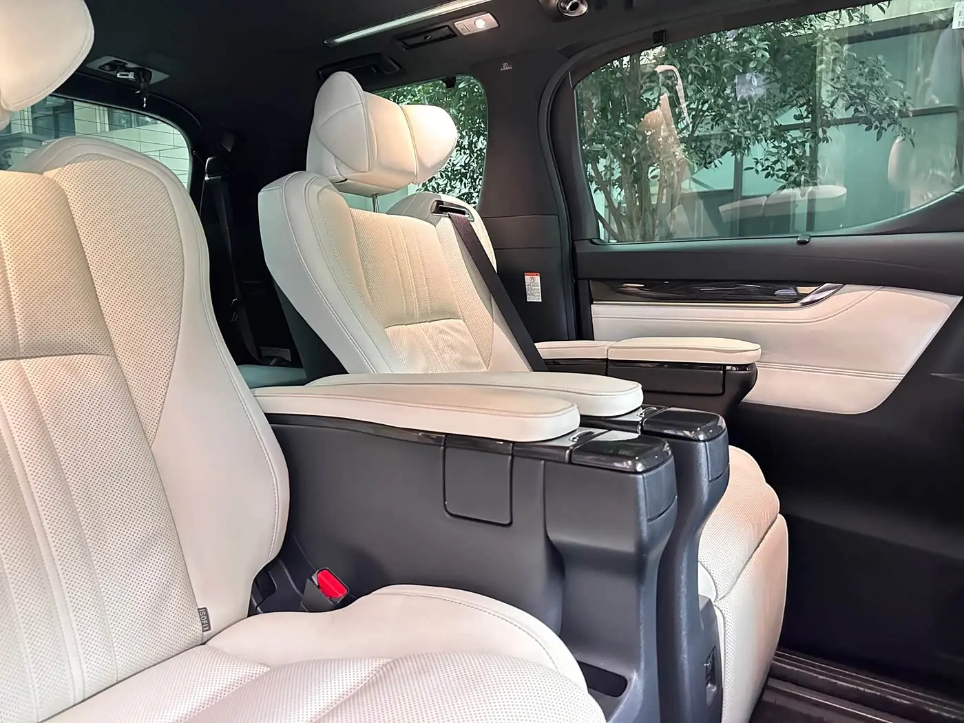 Lexus LM 2021 — Photo 13/14