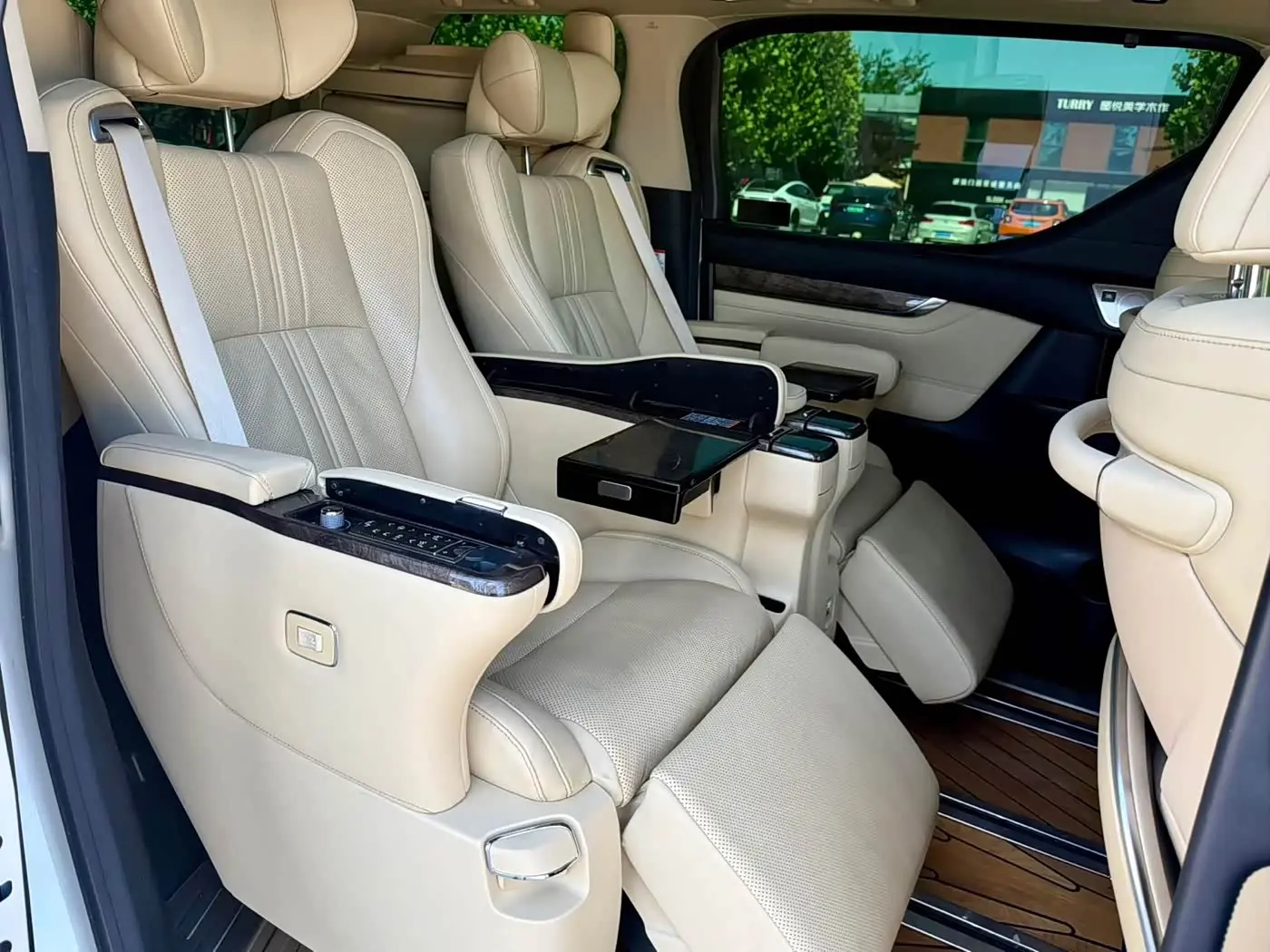 Toyota Alphard 2021 — Photo 13/17