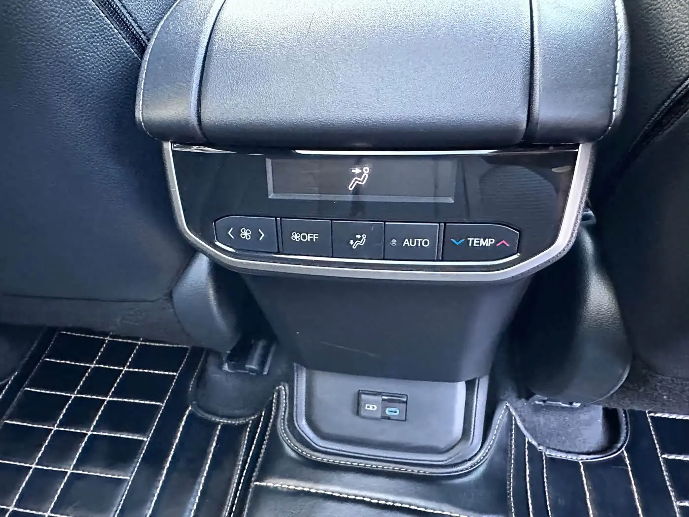 Toyota Crown Kluger 2023 — Photo 13/14