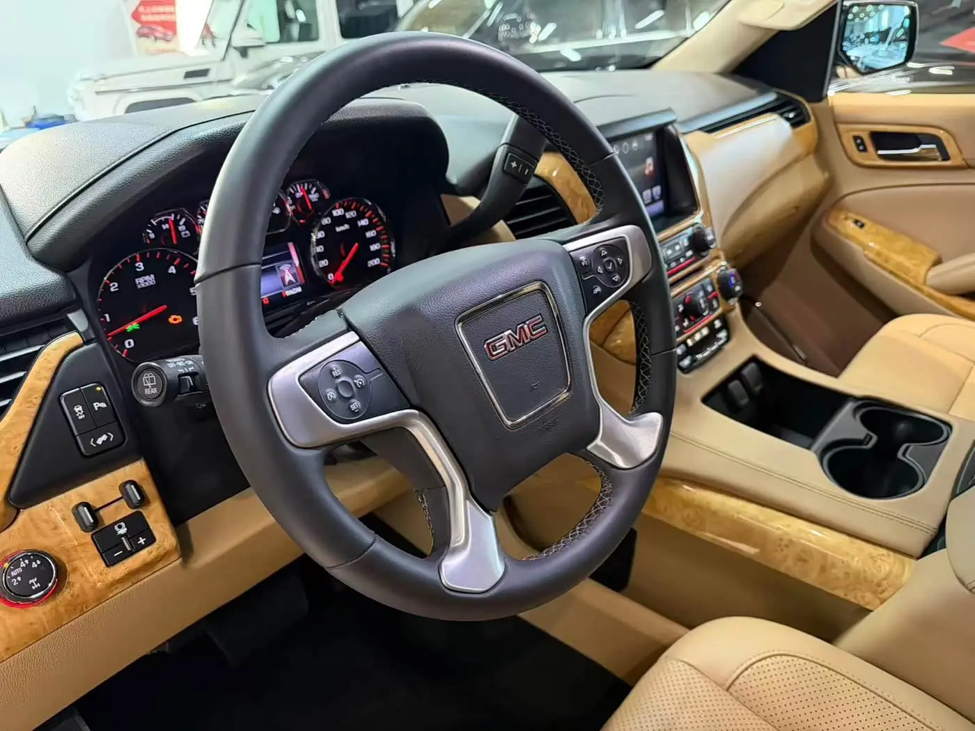 Daolangge GMC Yukon 2018 — Photo 8/16
