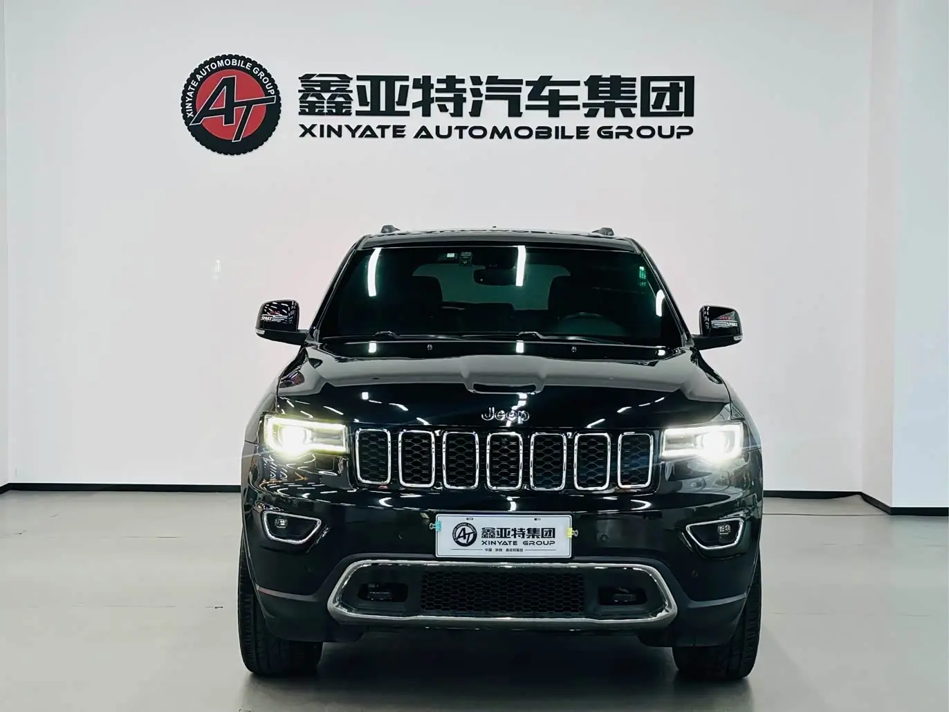 Jeep Grand Cherokee 2018 — Фото 2/20
