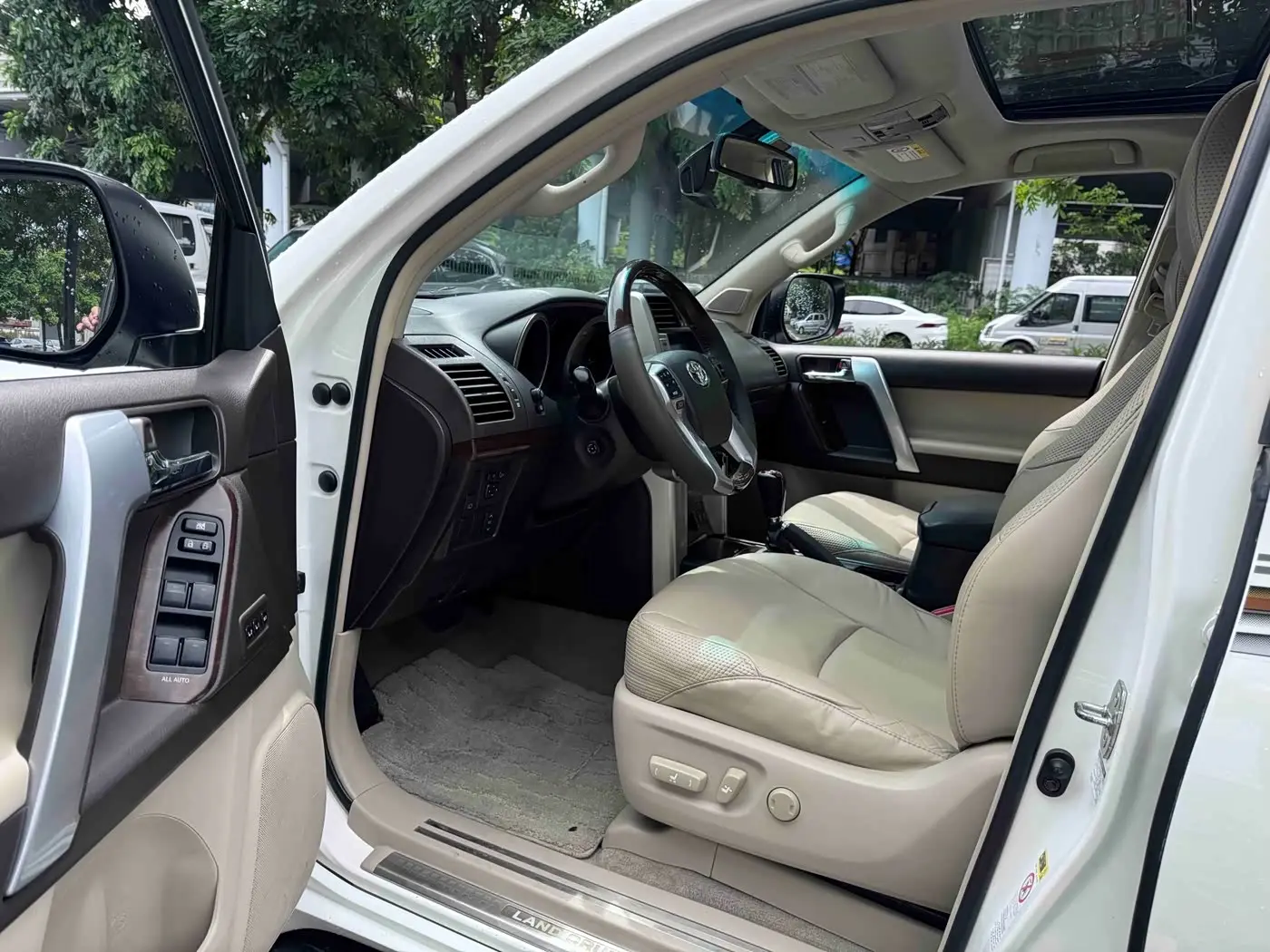 Toyota Prado 2011 — Photo 7/14