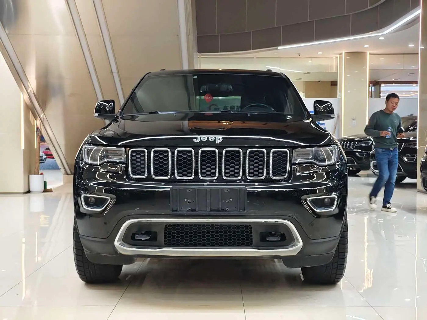 Jeep Grand Cherokee 2021 — Фото 2/20